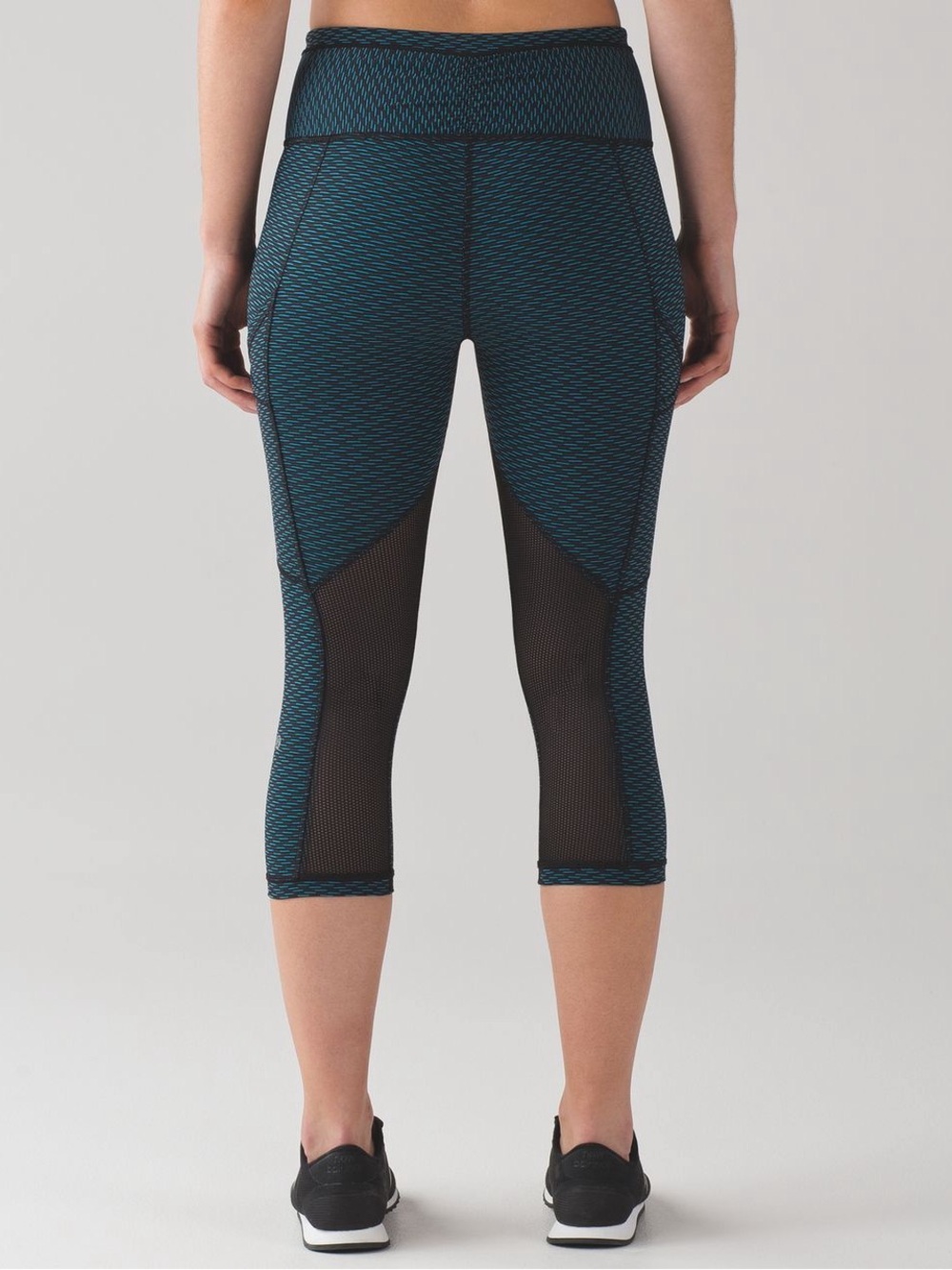Lululemon Outrun 17” Cropped Teal & Black Leggings size 2